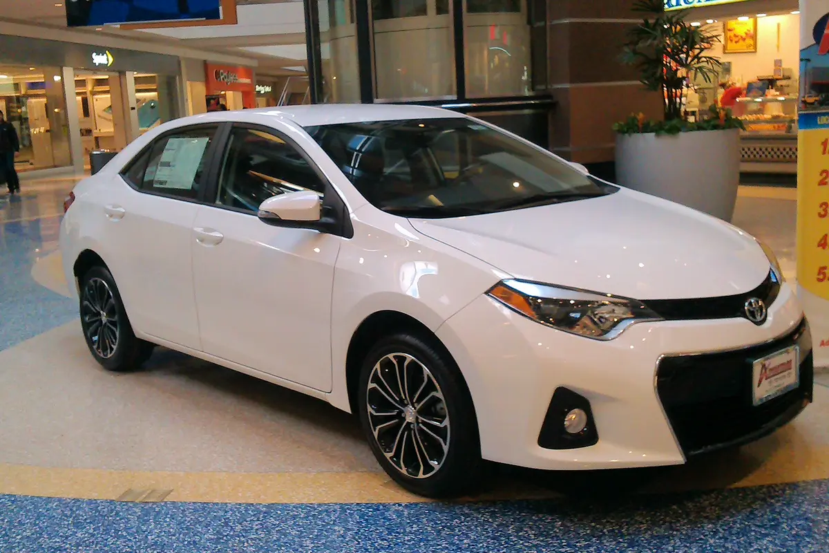 Toyota Corolla blanche, vue trois-quarts avant