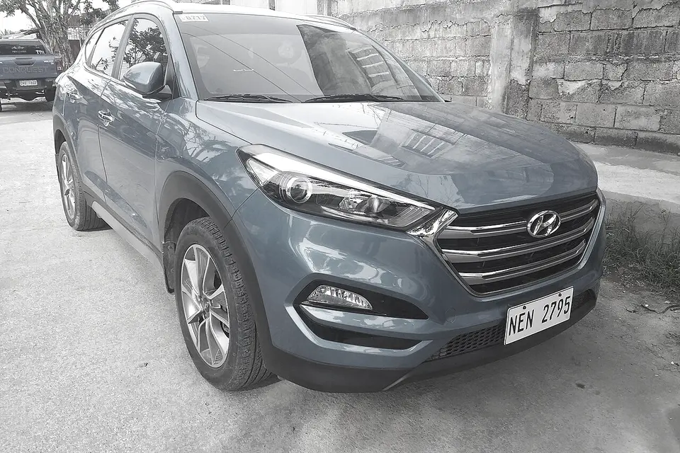Hyundai Tucson grise, vue trois-quarts avant